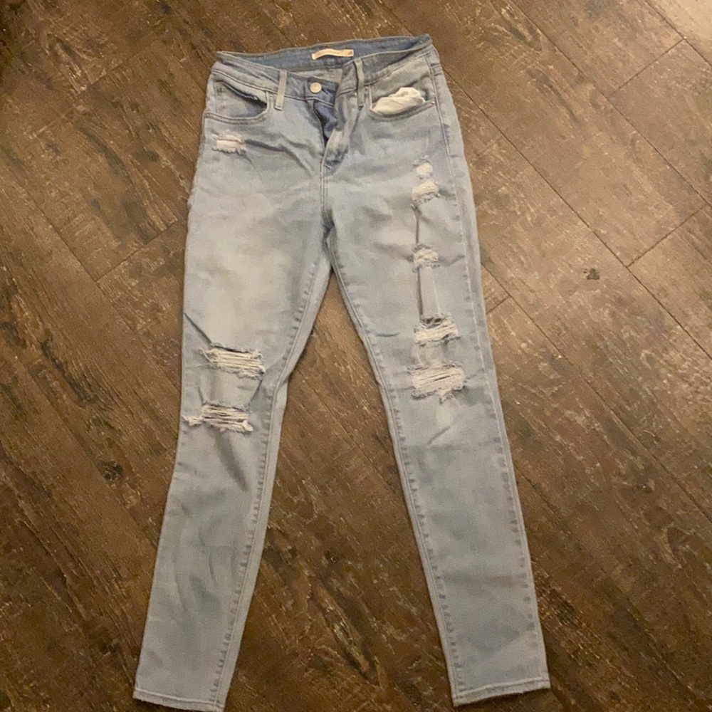 High waisted light wash Levi’s skinny jeans